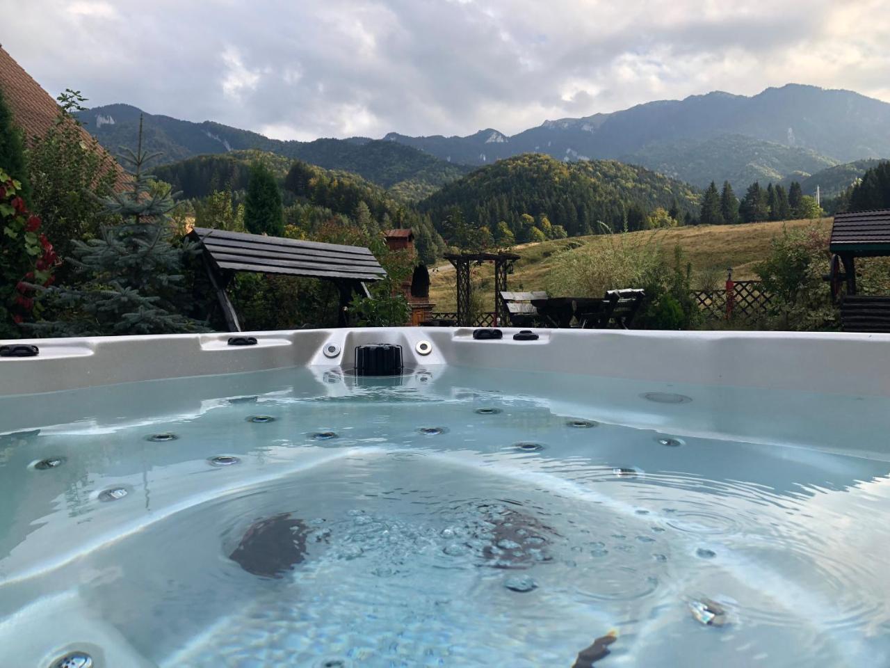Hot Tub Chalet Retreat Villa Brassó Kültér fotó
